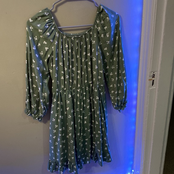 Green Dress with White Flowers - Picture 2 of 2